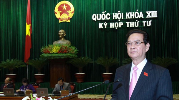 Premierminister Nguyen Tan Dung beantwortet Fragen der Abgeordneten