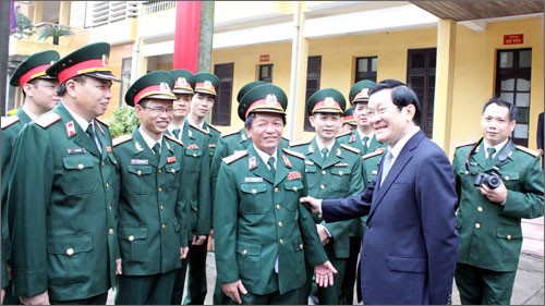 Staatspräsident Truong Tan Sang beglückwünscht Soldaten zum Tetfest