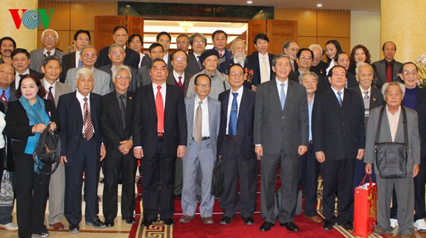 Sekretariat des KPV-Zentralkomitees trifft Akademiker und Wissenschaftler