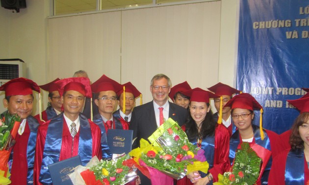 Abschluss des ersten Tourismus-Masterstudiengangs der FH Krems an der Uni Hue