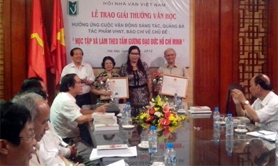 Auszeichnung der Werke über „Lernen und arbeiten nach dem Vorbild Ho Chi Minhs“