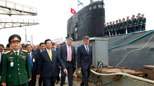 Premier Nguyen Tan Dung überprüft Tests der von Vietnam bestellten U-Boote in Russland