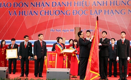 Premierminister Nguyen Tan Dung überreicht Titel „Held der Arbeit“ an VietinBank