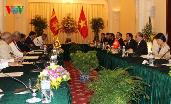 Parlamentspräsident Nguyen Sinh Hung trifft Sri Lankas Parlamentspräsident Rajapaksa