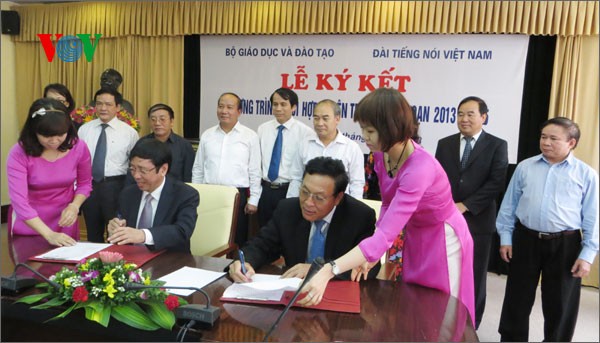 Stimme Vietnams und Bildungsministerium unterzeichnen Zusammenarbeitsvereinbarung