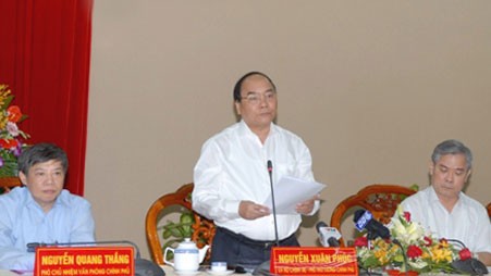 Politbüro berät mit Parteileitung von An Giang über Umsetzung der Parteibeschlüsse