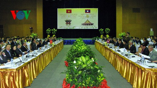 Vietnam und Laos setzen Vereinbarungen zur Zusammenarbeit um