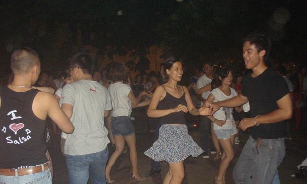 Salsa auf Plätzen, ein Spielraum junger Menschen in Hanoi