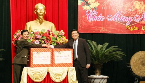 Staatspräsident Truong Tan Sang beglückwünscht den Geheimdienst zum Tetfest