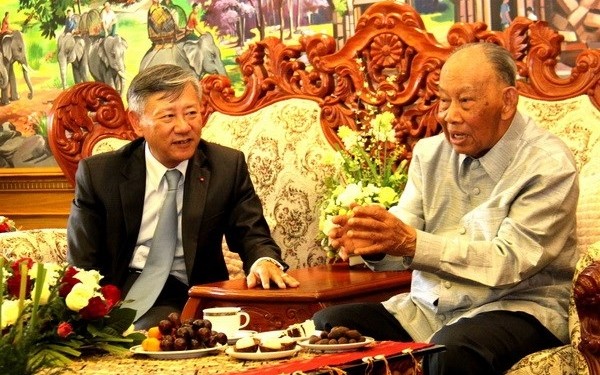 Vietnamesische Politiker beglückwünschen Khamtay Siphandone zum 90. Geburtstag