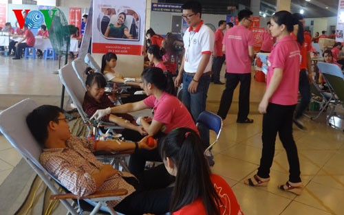 Tausende Menschen beteiligen sich an Blutspenden