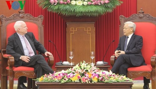 KPV-Generalsekretär Nguyen Phu Trong empfängt die Delegation des US-Senats