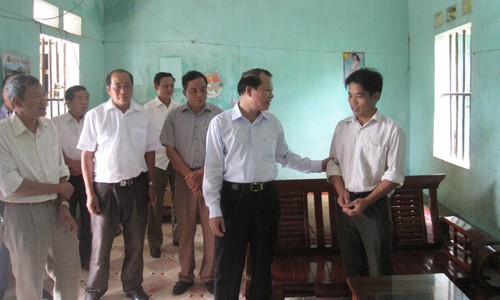Vizepremierminister Vu Van Ninh überprüft Modelle zur nachhaltigen Armutsminderung in Hoa Binh