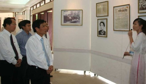 Ausstellung von Banknoten und Briefmarken mit Bildern von Präsident Ho Chi Minh