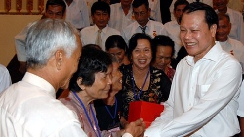 Vizepremierminister Vu Van Ninh empfängt eine Delegation der Heldenmütter aus Quang Nam