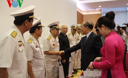 Parlamentspräsident Nguyen Sinh Hung trifft Veteranen der Truppe „Schiffe ohne Nummer“