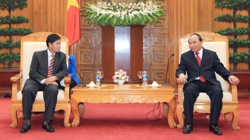Vizepremierminister Nguyen Xuan Phuc empfängt Bürgermeister von Vientiane