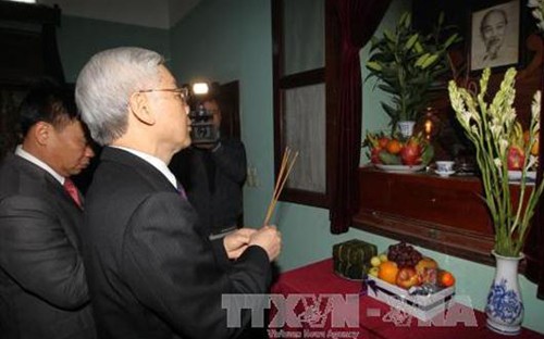 KPV-Generalsekretär Nguyen Phu Trong zündet Räucherstäbchen für Präsident Ho Chi Minh an 