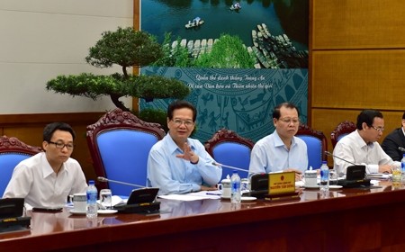 Premierminister Nguyen Tan Dung: 2015 soll Vietnam Zollformalitäten verstärkt reduzieren