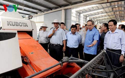 Vorsitzender der Vaterländischen Front Vietnams besucht vorbildliche Genossenschaften in Vinh Long