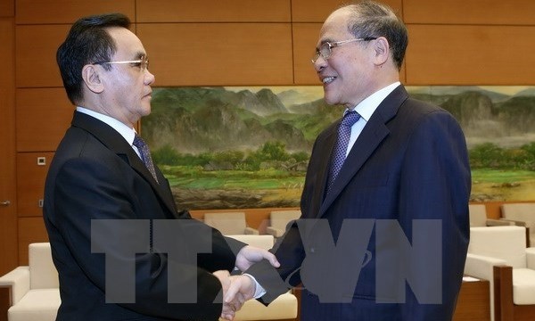 Parlamentspräsident Nguyen Sinh Hung trifft laotischen Premierminister Thongsing Thammvong