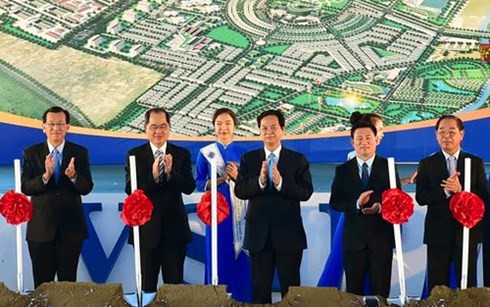 Premierminister Nguyen Tan Dung nimmt am Baubeginn des Industrieparks VSIP Nghe An teil