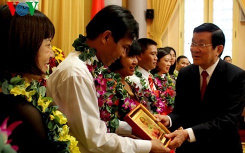 Staatspräsident Truong Tan Sang trifft vorbildliche Arbeiterinnen der Erdölbranche