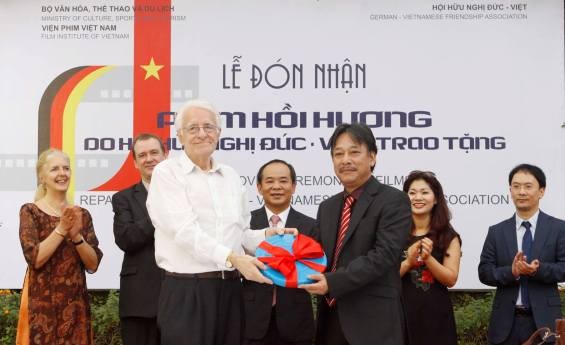 Deutsch-vietnamesische Freundschaftsgesellschaft übergibt über 200 Filme an Filminstitut Vietnams