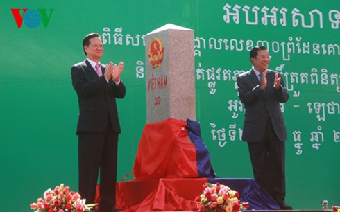 Premierminister Nguyen Tan Dung und Kambodschas Premierminister Hun Sen weihen Grenzsteine ein