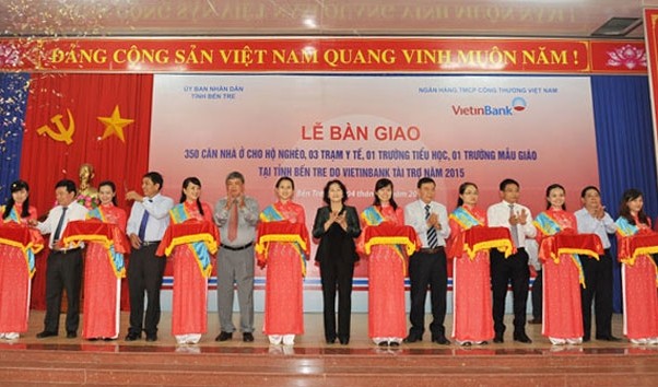Vizeparlamentspräsidentin Kim Ngan nimmt an Hausübergaben an arme Familien in Ben Tre teil