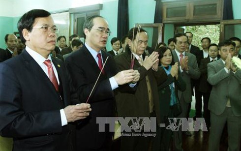 Vorsitzender der Front Nguyen Thien Nhan zündet Räucherstäbchen für Präsident Ho Chi Minh an