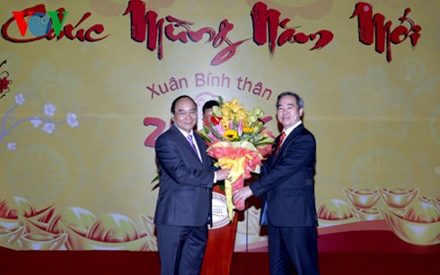 Vizepremierminister Nguyen Xuan Phuc beglückwünscht Bankwesen zum Tetfest