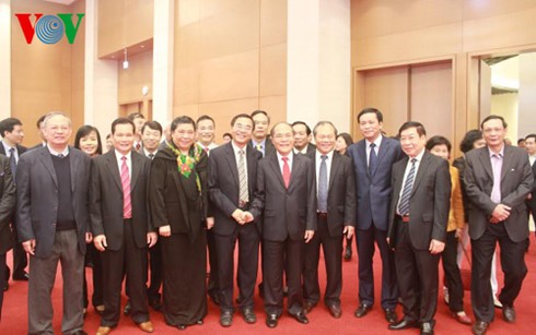 Parlamentspräsident Nguyen Sinh Hung beglückwünscht Beamte des Parlamentsbüros zum Tetfest