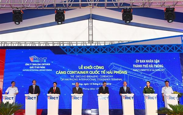 Premierminister Nguyen Xuan Phuc befiehlt den Baubeginn der Containerterminals des Hafens Lach Huyen