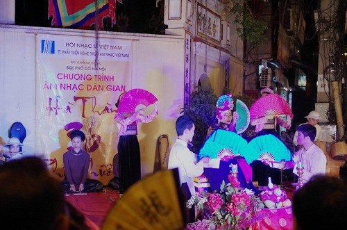 Traditionelle Musik abends in Hanoi