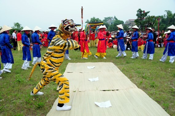 Einzigartigkeit beim Ai Lao-Gesangs und Tanz beim Giong-Festival