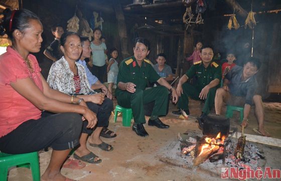 Kultur der ethnischen Minderheiten in Vietnam um den offenen Ofen