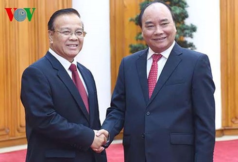 Premierminister Nguyen Xuan Phuc trifft Laos Vizepremierminister Douangdi