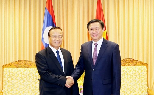 Vizepremierminister Vuong Dinh Hue trifft Laos Vizepremierminister, Finanzminister Douangdi