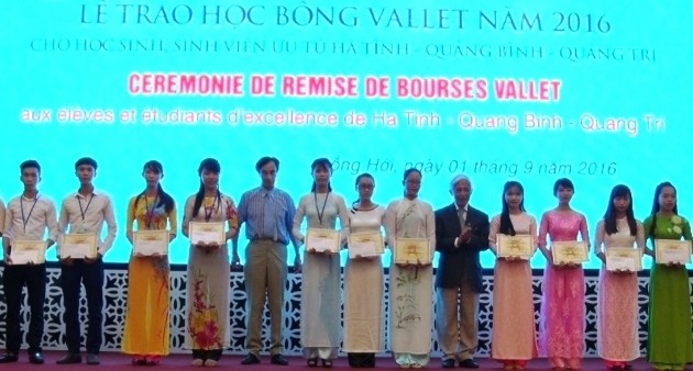Stipendium Vallet an ausgezeichnete Schüler der drei zentralvietnamesischen Provinzen überreicht