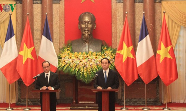Staatspräsident Tran Dai Quang und Frankreichs Präsident Hollande geben eine Pressekonferenz