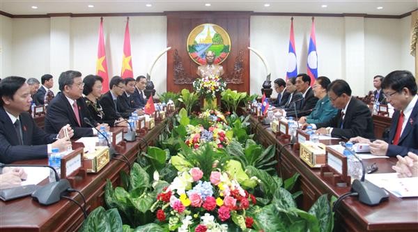 Parlamentspräsidentinnen Vietnams und Laos'  führen ein Gespräch in Vientiane