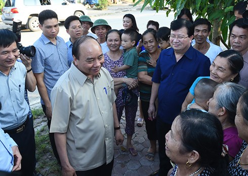 Premierminister Nguyen Xuan Phuc besucht Bewohner des Umsiedlungsgebiets vom Wasserkraftwerk Son La