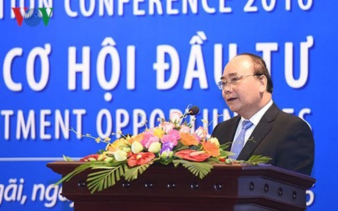 Premierminister Nguyen Xuan Phuc nimmt an Konferenz zur Investitionsförderung in Long An teil
