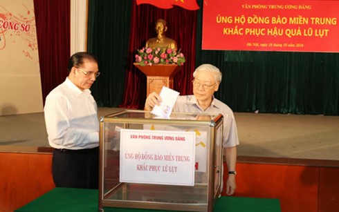 KPV-Generalsekretär Nguyen Phu Trong spendet für Flutopfer in Zentralvietnam