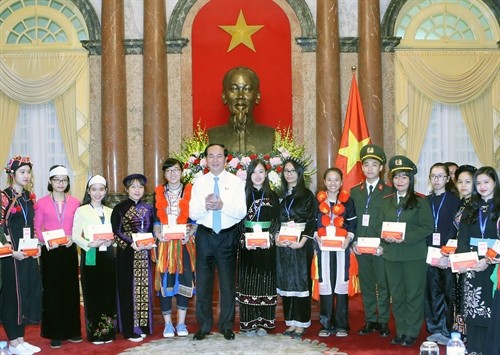 Staatspräsident Tran Dai Quang trifft Schüler ethnischer Minderheiten mit guten Leistungen