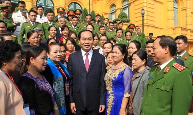 Staatspräsident Tran Dai Quang trifft Vorbilder des Anti-Drogen-Kampfes