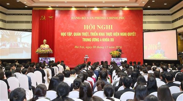Premierminister Nguyen Xuan Phuc nimmt an Konferenz zur Umsetzung der Parteibeschlüsse teil