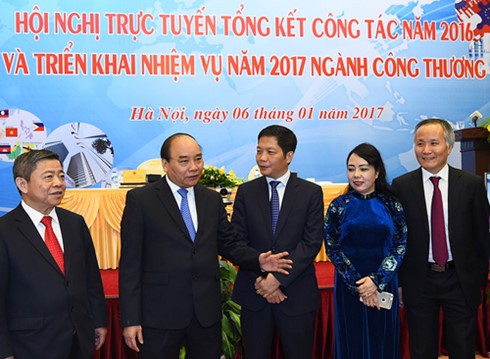 Premierminister Nguyen Xuan Phuc nimmt an Bilanzkonferenz des Handelsministeriums teil