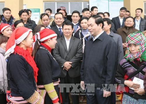 Staatspräsident Tran Dai Quang überreicht armen Menschen Geschenke zum bevorstehenden Neujahrsfest